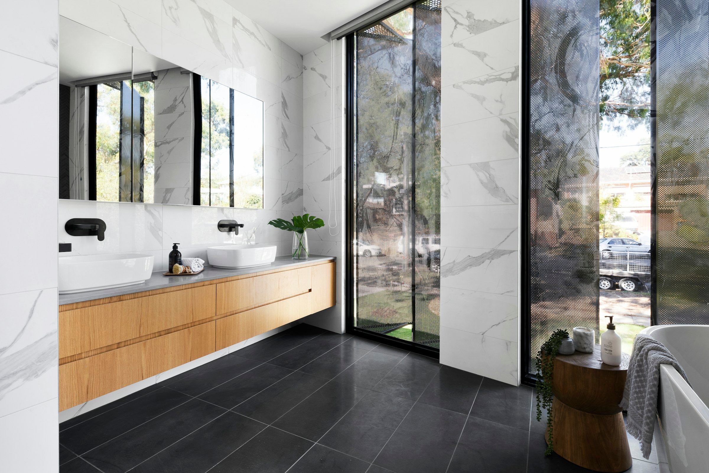 Baño revestido en mármol