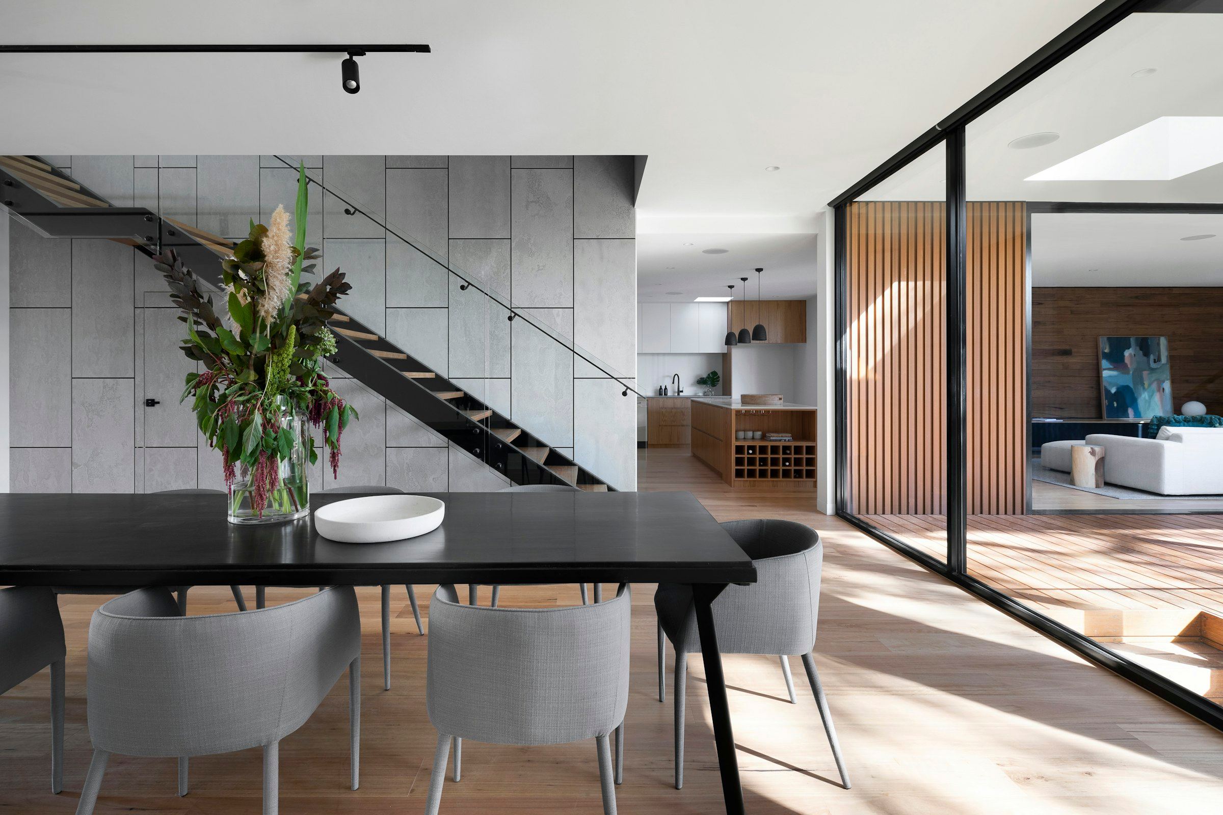 Cocina con mesada de hormigón y frentes de madera