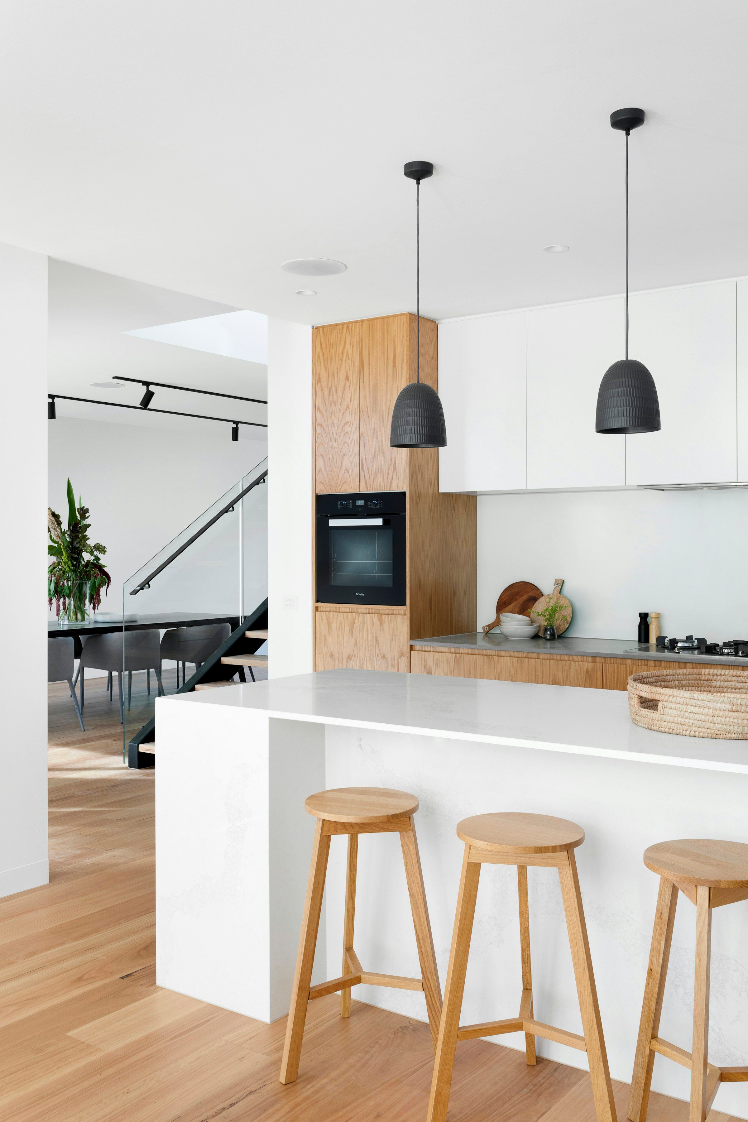 Cocina con frente de madera y luz cenital