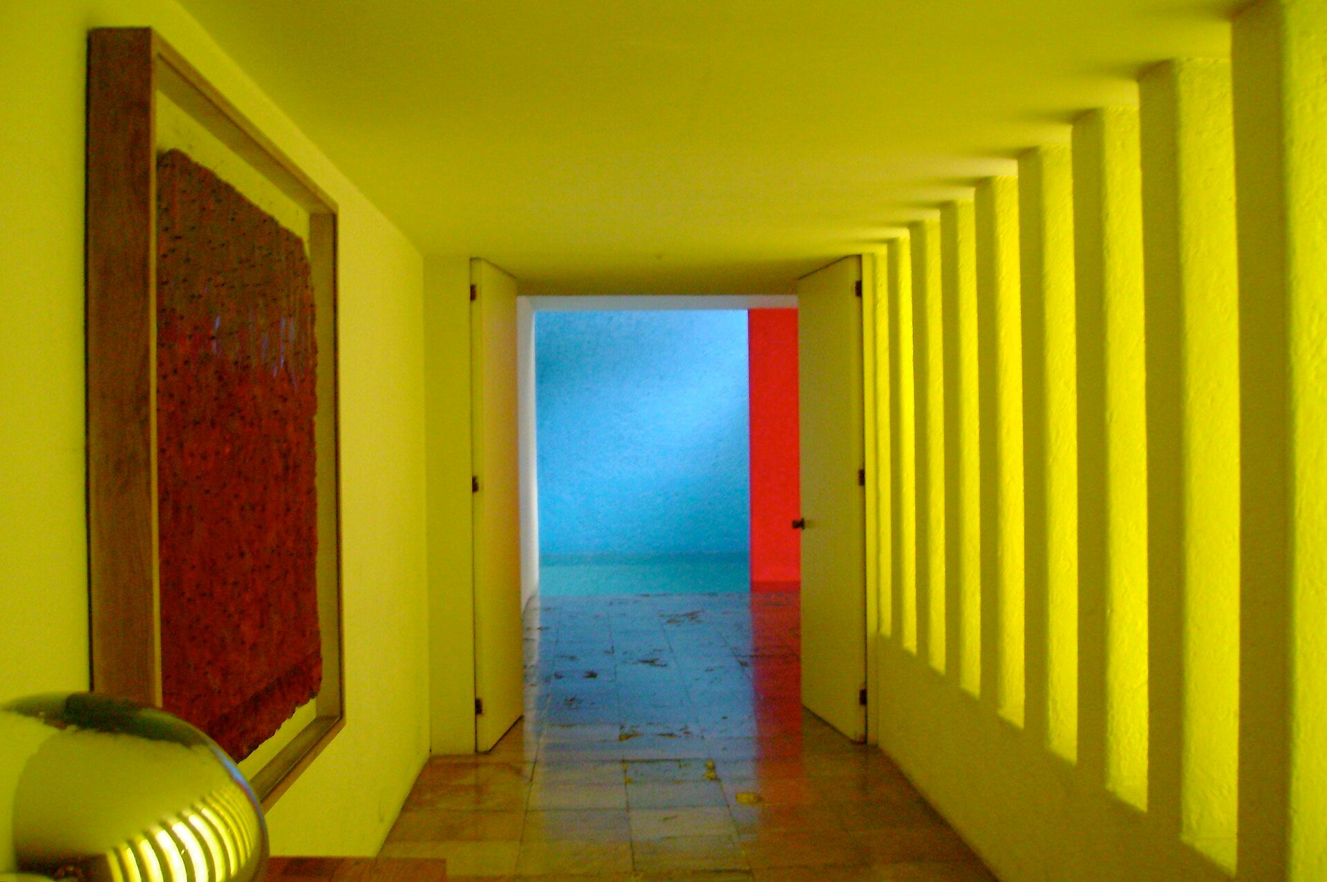 Corredor con luz de color