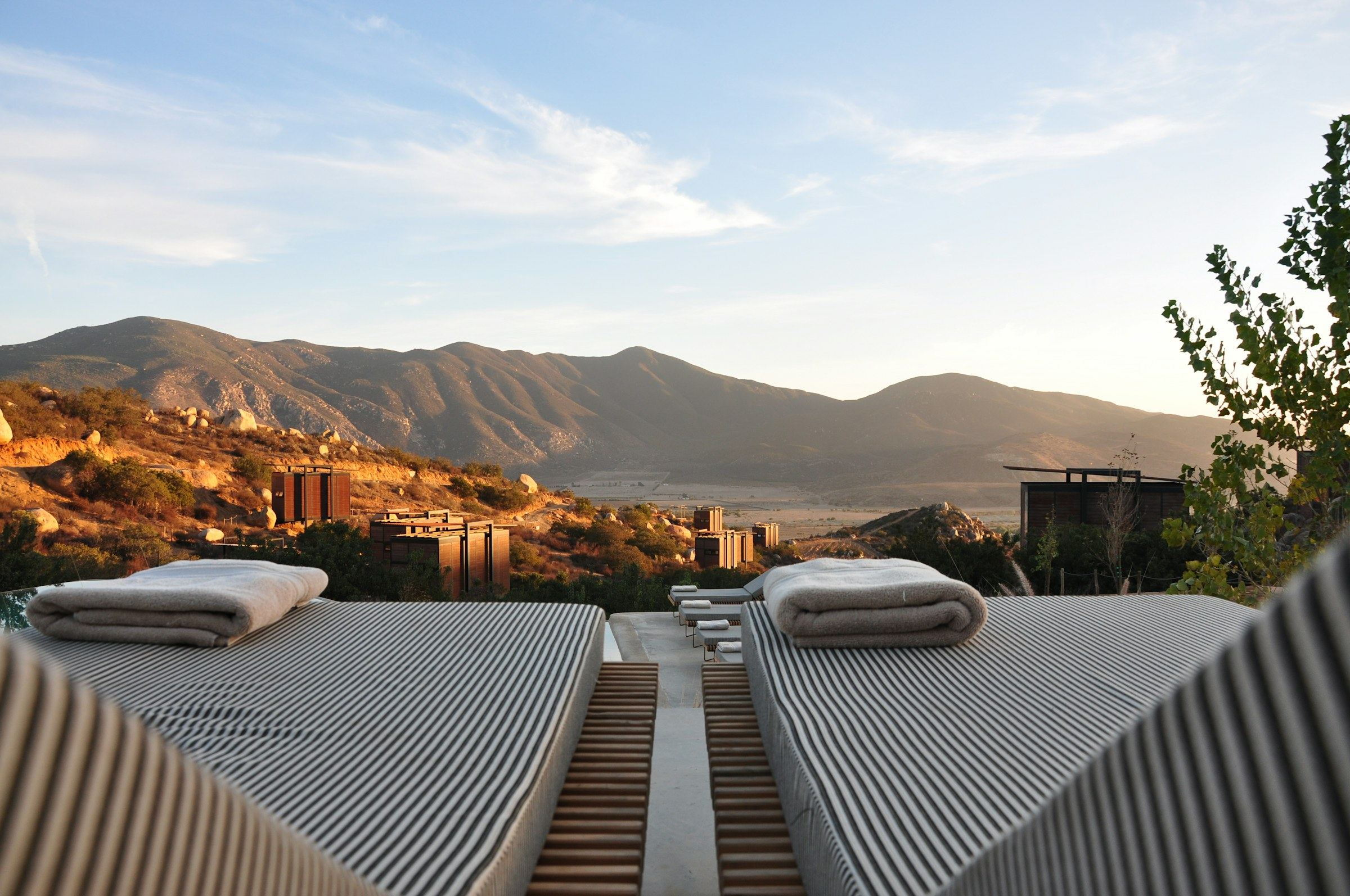 Terraza en obra con las sierras de fondo